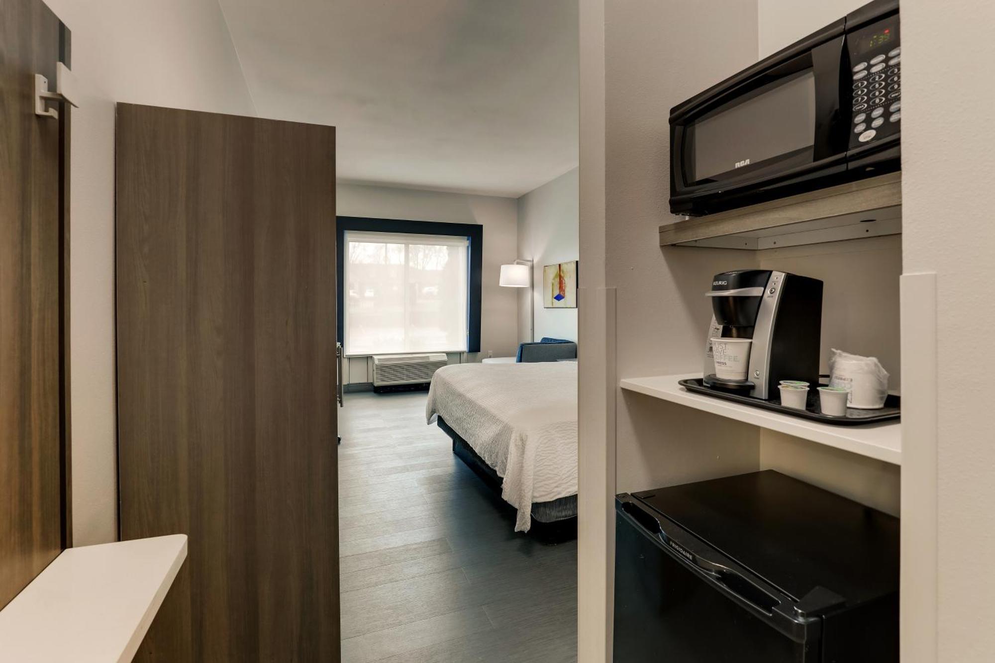 Holiday Inn Express Hotel & Suites Richmond By Ihg Exterior photo