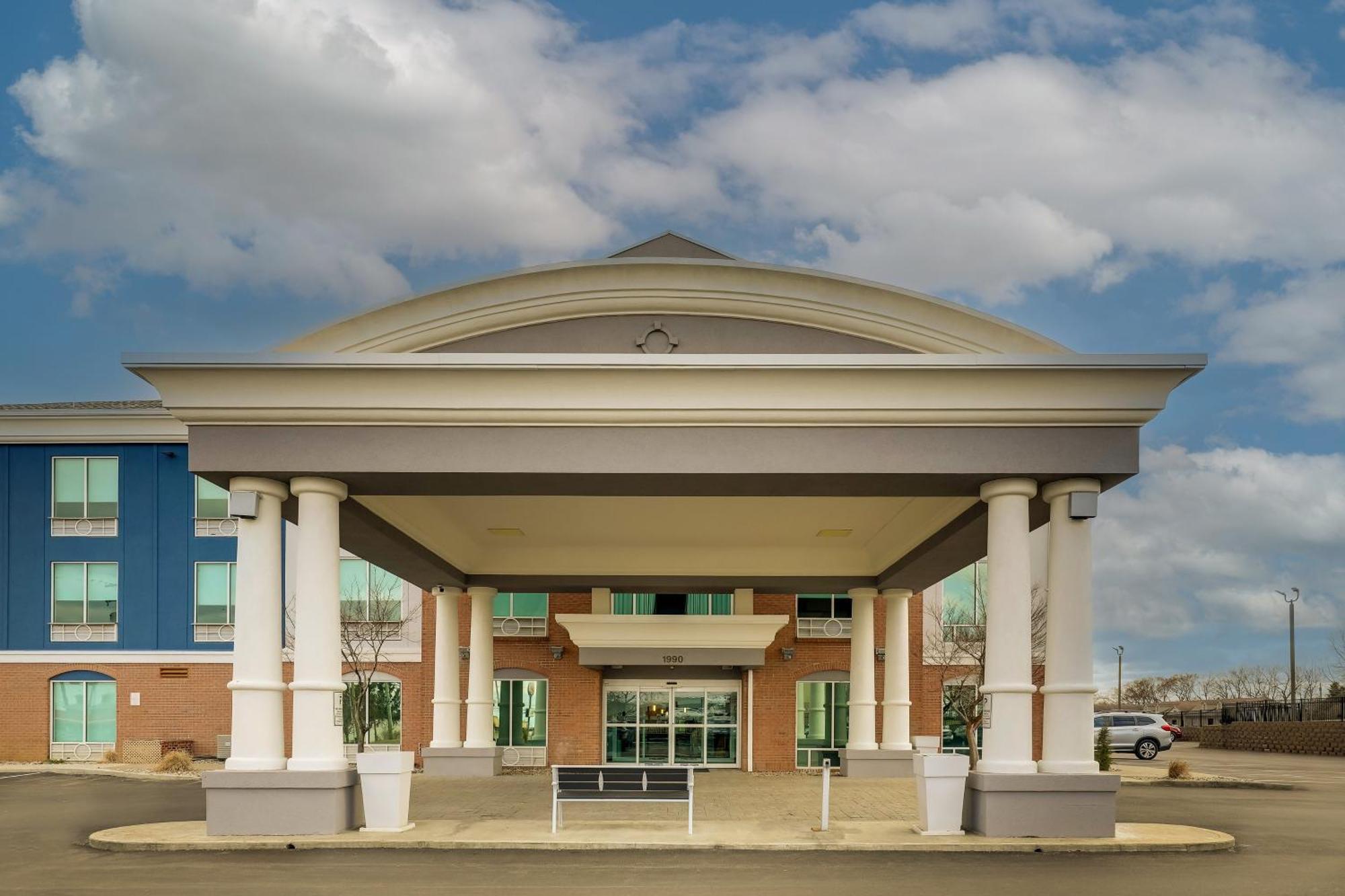 Holiday Inn Express Hotel & Suites Richmond By Ihg Exterior photo