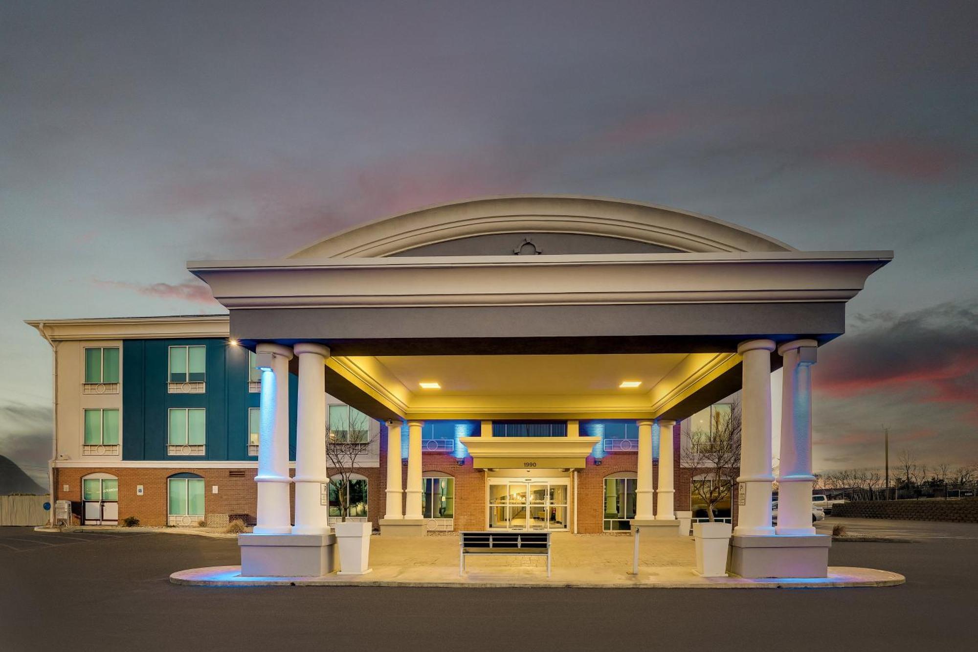 Holiday Inn Express Hotel & Suites Richmond By Ihg Exterior photo