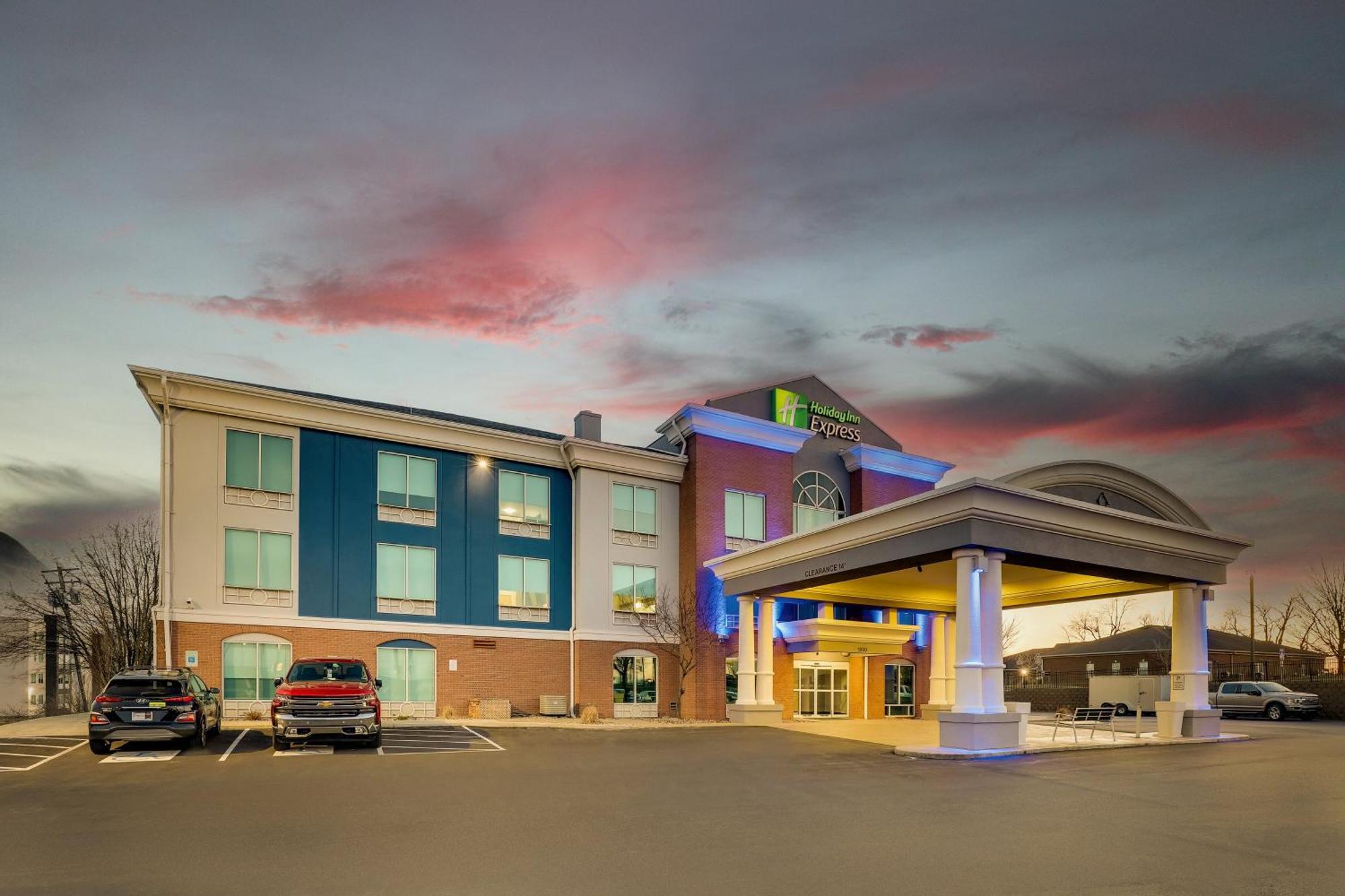 Holiday Inn Express Hotel & Suites Richmond By Ihg Exterior photo