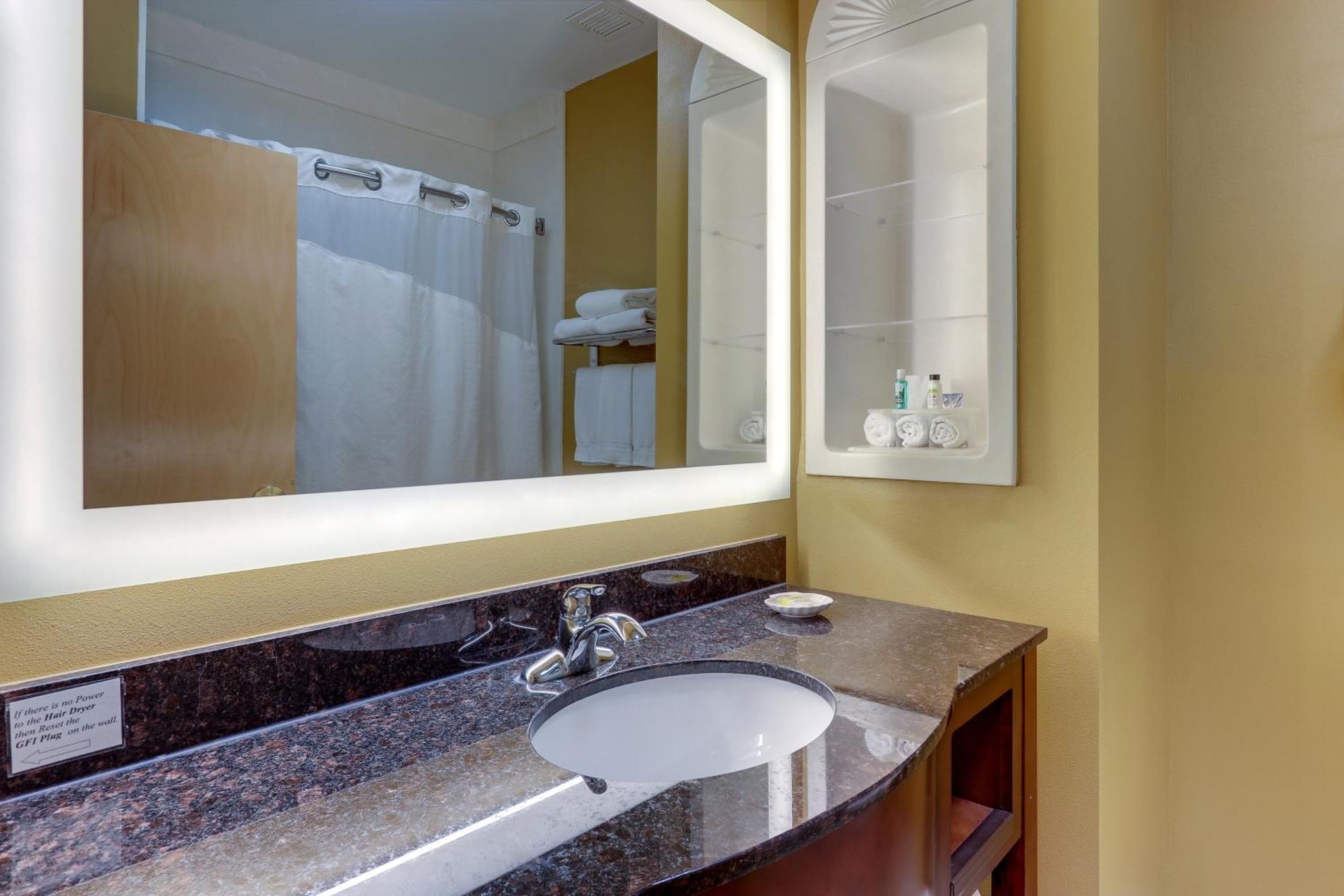 Holiday Inn Express Hotel & Suites Richmond By Ihg Exterior photo