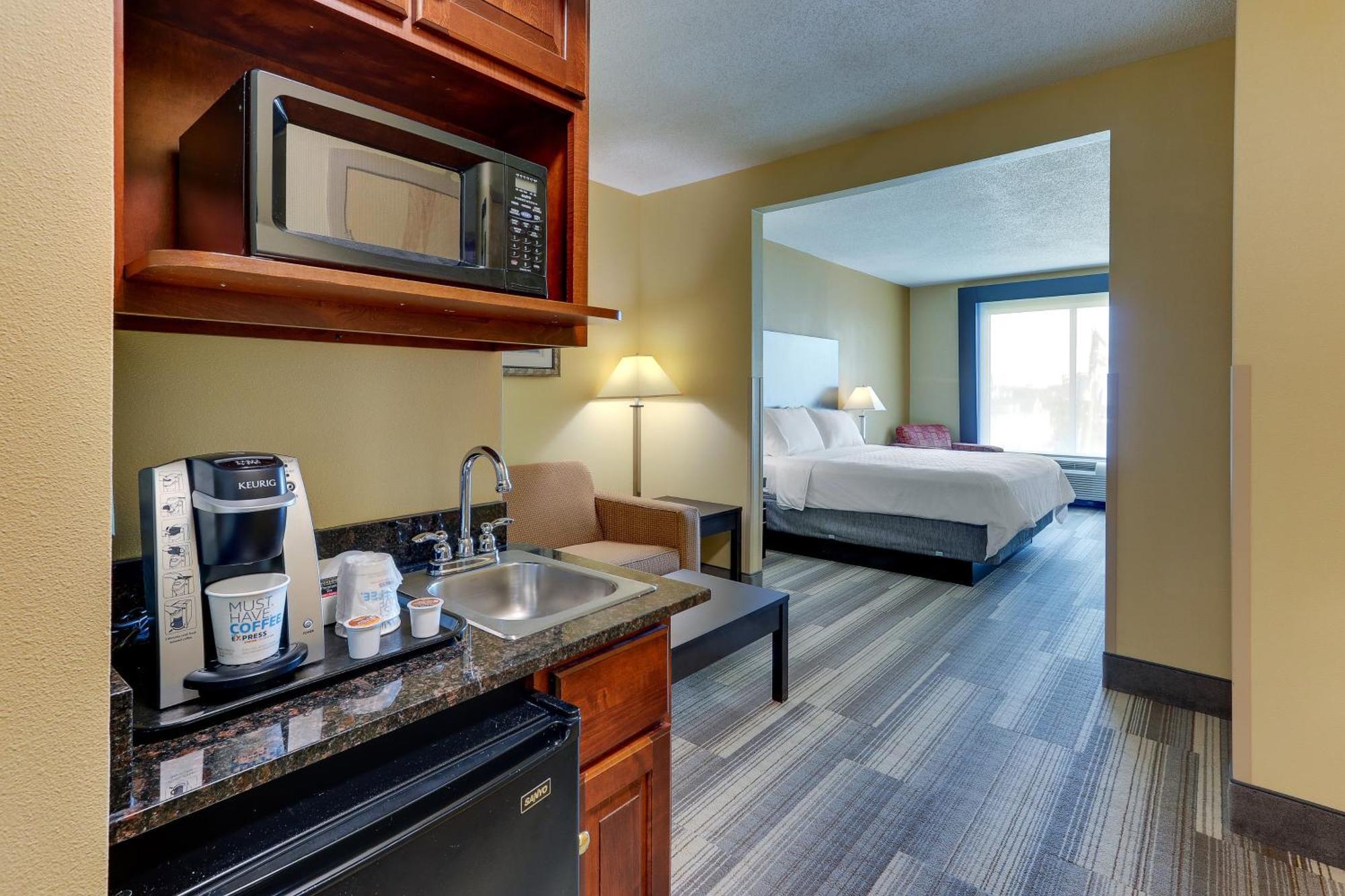 Holiday Inn Express Hotel & Suites Richmond By Ihg Exterior photo